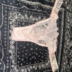 Victoria secret VERY SEXY
Shine Strap Thong Panty xs